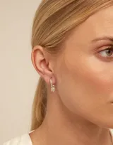 Dije de piercing dorado con forma de trébol de cuatro hojas.