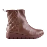 Bota corta de cuero color marrón con diseño matelassé en el talón, plataforma baja y suela con ranuras.