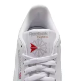 Championes Reebok Classic Leather blancos con detalles en rojo y suela de goma color caramelo.