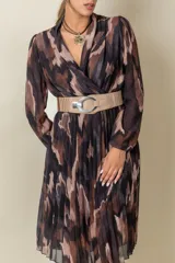 Vestido midi estampado con diseño abstracto en tonos marrones, verdes y blancos. Modelo cruzado con falda plisada y cintura elastizada.