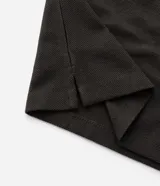 Chomba celeste de corte slim, confeccionada en tejido piquet texturizado de algodón, con cuello mao y cierre frontal parcial con botones.