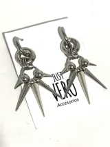 Par de aros colgantes plateados con cierre de gancho, formados por aros metálicos entrelazados y tres púas colgantes.
