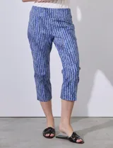 Pantalón capri de gabardina elastizada con estampado floral multicolor.