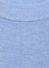 Jersey de punto fino color celeste con cuello redondo y diseño recto de manga larga.