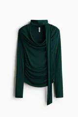 Remera verde oscuro de manga larga en punto suave, con cuello drapeado, tiras anchas decorativas efecto fular y laterales fruncidos.