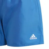 Short de baño Adidas color azul, con cintura elástica y logo de la marca estampado en la pierna derecha.