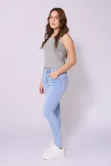 Pantalón chupín celeste de tiro medio con licra.