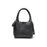 Cartera pequeña de cuero negro con textura granulada, diseño estructurado con doble asa superior y cierre mediante broche magnético. Incluye correa ajustable y extraíble, y cuenta con logo de la marca grabado en el frente.