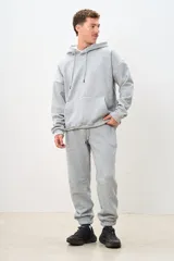 Pantalón de jogging gris melange, con cintura elástica ajustable con cordón, bolsillos laterales y puños ajustados en los tobillos.