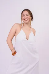 Vestido largo negro con escote en V, breteles finos y falda amplia con volado en el ruedo.