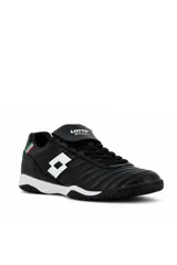 Zapatillas de fútbol sala Lotto modelo Bologna ID, color negro con detalles en blanco y la bandera de Italia en el talón. Cuenta con capellada sintética pespuntada, lengüeta rebatible con logo y suela de goma apta para superficies indoor.