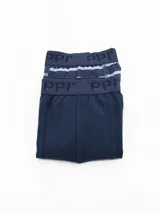 Pack de dos boxers de algodón, uno de color azul marino liso y otro con diseño de rayas horizontales blancas y azules. Ambos cuentan con cintura elástica con el logo de la marca estampado.