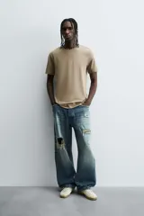 Camiseta slim fit de manga corta y cuello redondo, confeccionada en tejido de algodón con elasticidad.