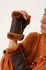 Guantes mitones de cuero color marrón oscuro con borde de piel sintética color marrón claro.