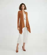 Cardigan largo de punto texturizado color ladrillo, con abertura frontal y terminación en puntas.