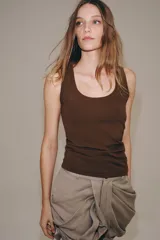 Top de punto extrafino color negro, con escote redondo y diseño sin mangas.