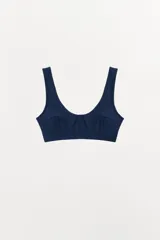 Bralette azul marino de escote redondo y tirantes anchos, con costuras marcadas en la zona del busto para dar forma.