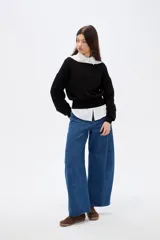 Sweater negro de viscosa con diseño holgado, cuello asimétrico y mangas largas.