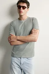 Camiseta slim fit de manga corta y cuello redondo en color gris.