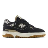 Championes New Balance 550 de dama, color negro con detalles en animal print y beige.