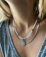 Collar corto con cuentas blancas, piedras de ágata y dije de acero con amatista natural desmontable.