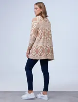 Cardigan tejido largo color beige con estampado tribal blanco, marca Ninety. Tiene bolsillos delanteros.
