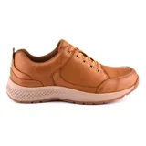 Championes acordonados de cuero color marrón, con suela de goma color beige.