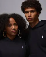Buzo hoodie negro de la marca Nike Jordan, con logo Jumpman bordado en blanco en el pecho y bolsillo tipo canguro.