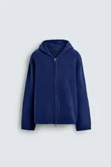 Chaqueta de punto de corte relajado, color azul, con capucha, cierre frontal con cremallera y acabados en rib en puños y bajo.