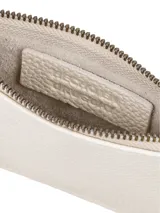 Sobre clásico de cuero color crudo, con correa de mano y cierre metálico.