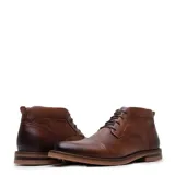 Bota de cuero acordonada con diseño de puntera reforzada y suela de goma, ideal para un look urbano y formal.