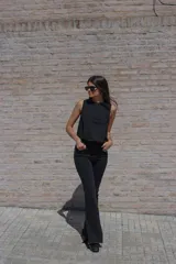 Musculosa blanca de corte holgado, sin mangas y con cuello redondo.