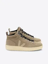 Championes de caña alta Veja modelo Roraima, color beige, confeccionados en gamuza con logo lateral en cuero y suela de goma color crema.