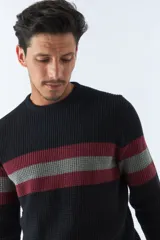 Sweater tejido negro con cuello redondo, puños y franjas horizontales en color bordó y gris en el pecho.