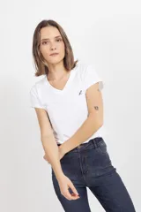Remera de algodón gris melange con cuello en V y manga corta. Presenta un pequeño bordado en el pecho izquierdo.