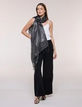 Pashmina gris metalizada de caída fluida, con hilos que crean un patrón de líneas horizontales y flecos finos en los extremos.