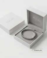 Pulsera esclava de acero inoxidable con diseño de eslabones planos entrelazados.