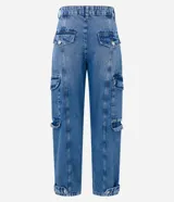 Pantalón de jean corte recto con diseño de bolsillos cargo laterales y detalles de recortes. Cuenta con cintura con trabillas y cierre frontal con botón y cremallera.