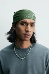 Bandana de algodón color verde oscuro con estampado gráfico y geométrico en blanco.