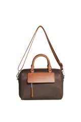 Cartera tipo morral y bandolera de color marrón con detalles en tostado. Cuenta con doble asa de mano, correa ajustable y desmontable, y un bolsillo frontal con solapa y cierre.