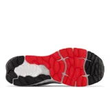 Championes de running New Balance modelo 880 v12, color gris con detalles en negro y rojo.