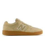 Championes New Balance Numeric 480 color beige, confeccionados en gamuza con detalles en cuero sintético. Presentan el logo N en los laterales, suela de goma color caramelo y diseño inspirado en el calzado de baloncesto clásico.