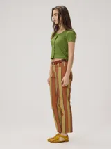 Pantalón de corte recto con diseño de rayas verticales multicolor en tonos celeste, azul, violeta y naranja.