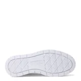 Championes urbanos Puma modelo Karmen II L, color blanco con detalle de franja lateral en negro. Presentan una suela de plataforma alta con diseño estriado y cierre mediante cordones.