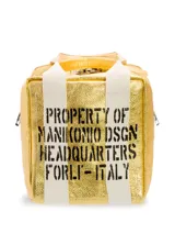 Bolso tipo lunchera color dorado con estampado de texto en negro y asas de lona blanca.