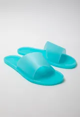 Sandalia chata color negro de goma semi transparente con tira ancha sobre el empeine.