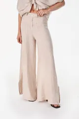 Pantalón de lino italiano con diseño estampado a rayas verticales en tonos negro y beige, de tiro medio y corte ancho.