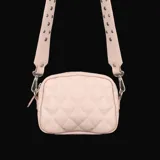 Bandolera roja de cuero sintético con diseño acolchado de rombos. Tiene correa larga de algodón regulable e intercambiable y cierre superior.