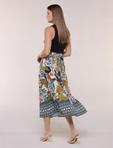 Vestido midi combinado de la marca Figueroa & Flower, con torso de modal azul sin mangas y cuello redondo, y falda evasé de rayón con estampado floral y paisajes en tonos blancos y azules, con cintura elastizada y lazo para anudar.