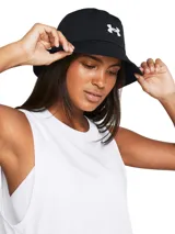 Gorro tipo bucket Under Armour color negro con logo de la marca bordado en blanco en el frente. Presenta un diseño clásico con ala extendida.